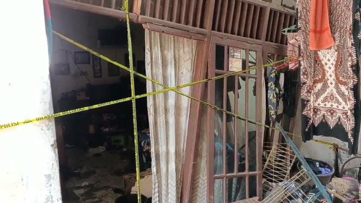 Duren Sawit的12公斤液化石油气爆炸现场的房子被警察局安装,这是外观