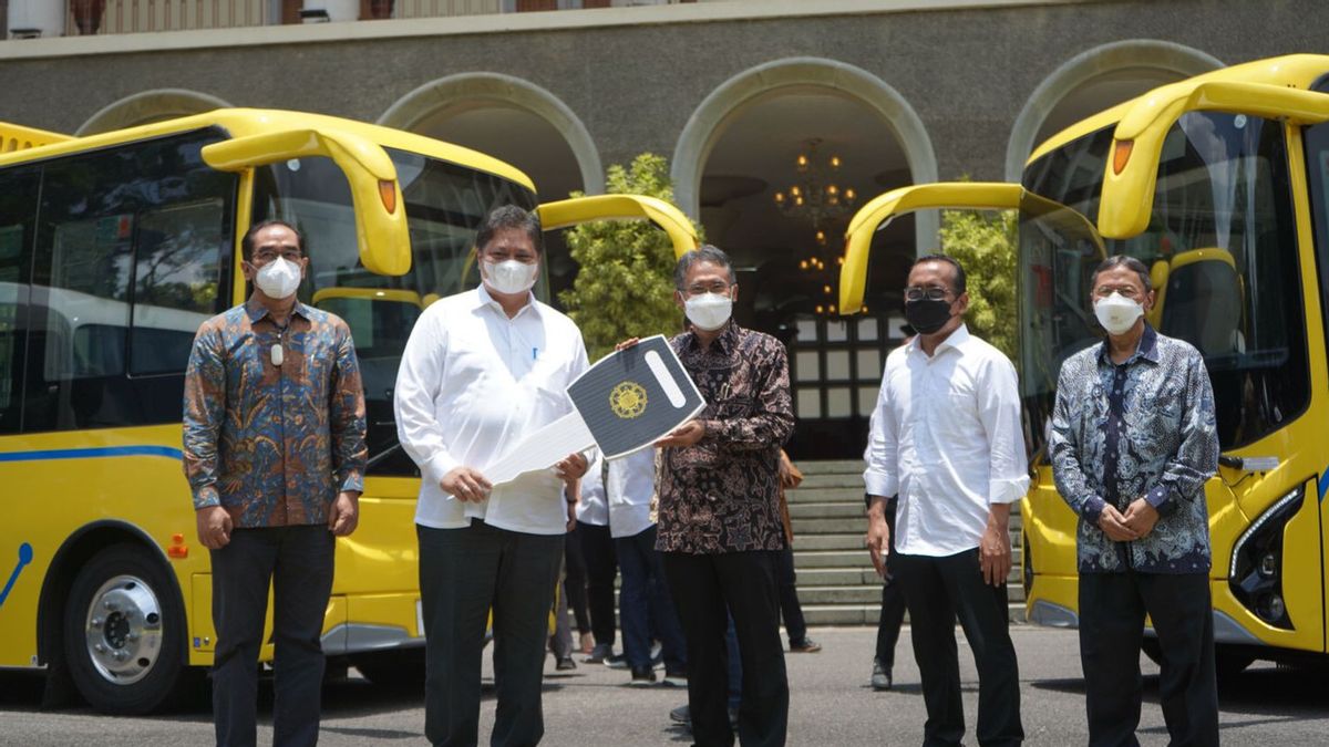 UGM Chancellor Appreciates The Assistance Of Two Electric Buses And Microbus From Airlangga Hartarto