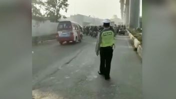 زارها شرطي واحد ، العشرات من مستخدمي الدراجات النارية على الطريق السريع Cakung-Cilincing يقومون على الفور بمنعطف