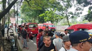 Rejetant l’exploitation de bus TransJakarta, chauffeur d’Angkot à Cilincing titre de grève