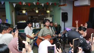 Akujeje dan Dendi Nata Rayakan Setahun Perjalanan Program Musik <i>Main-Main di Cipete</i>