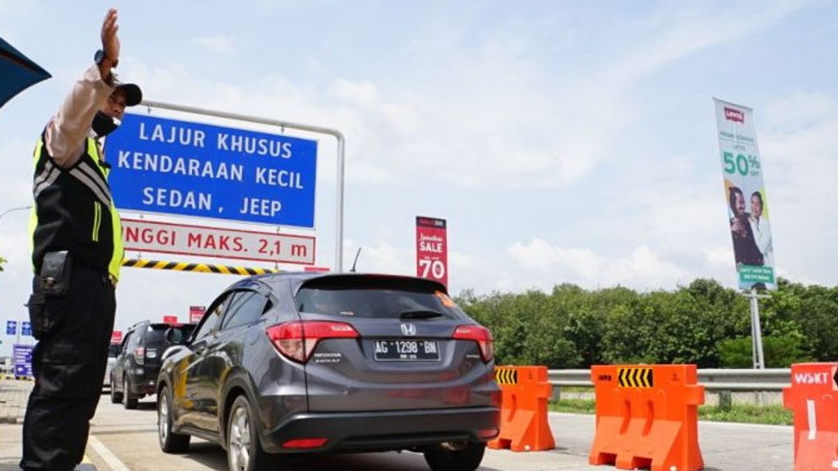 Mobil yang Mau Masuk Rest Area KM 57 Tol Japek Mengular Hingga Bahu Jalan, Polisi Berlakukan Buka Tutup
