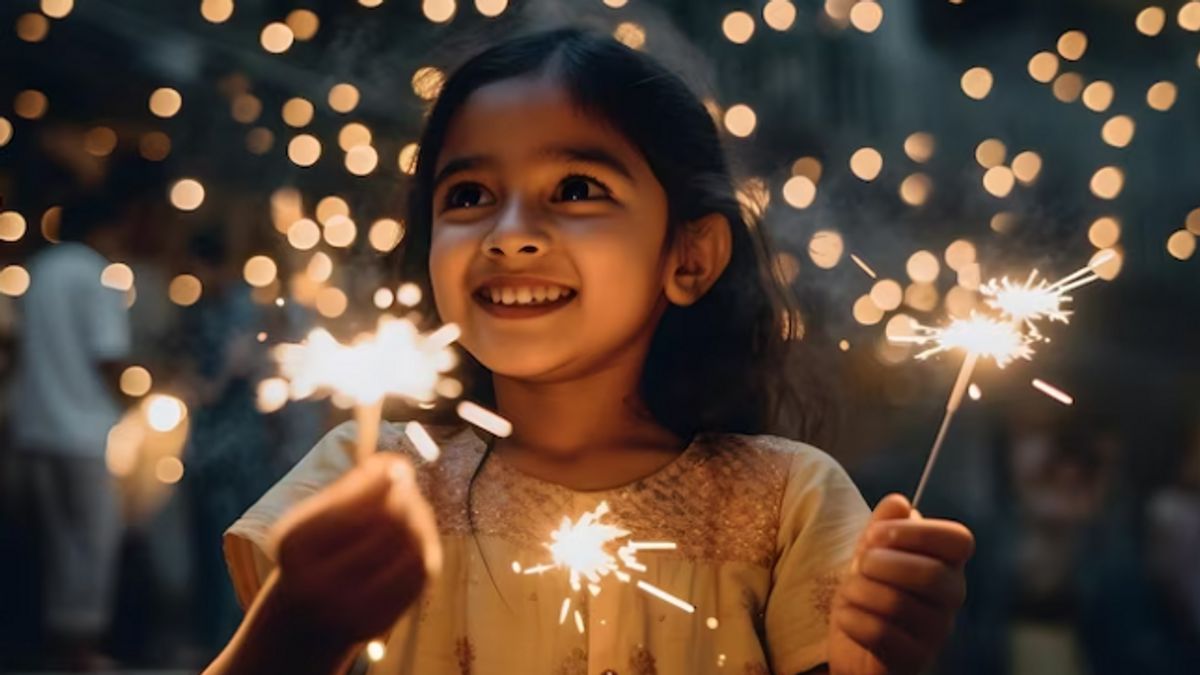 8 Tips Aman Bermain Kembang Api dengan Anak saat Malam Tahun Baru