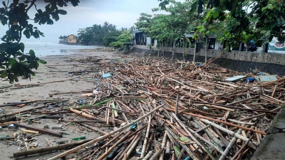 La côte sud de Sukabumi inondée par Rob, des pêcheurs incapables de naviguer