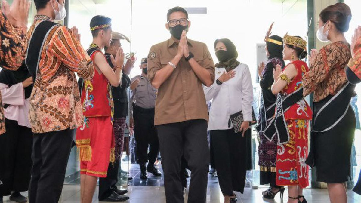 Kunjungi Desa Wisata Semen Blitar, Menparekraf Sandiaga Beri Modal Usaha hingga Beri Order