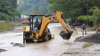 Le gouvernement de la ville de Bukittinggi Keruk Sandry Sungai Sianok Après l’inondation