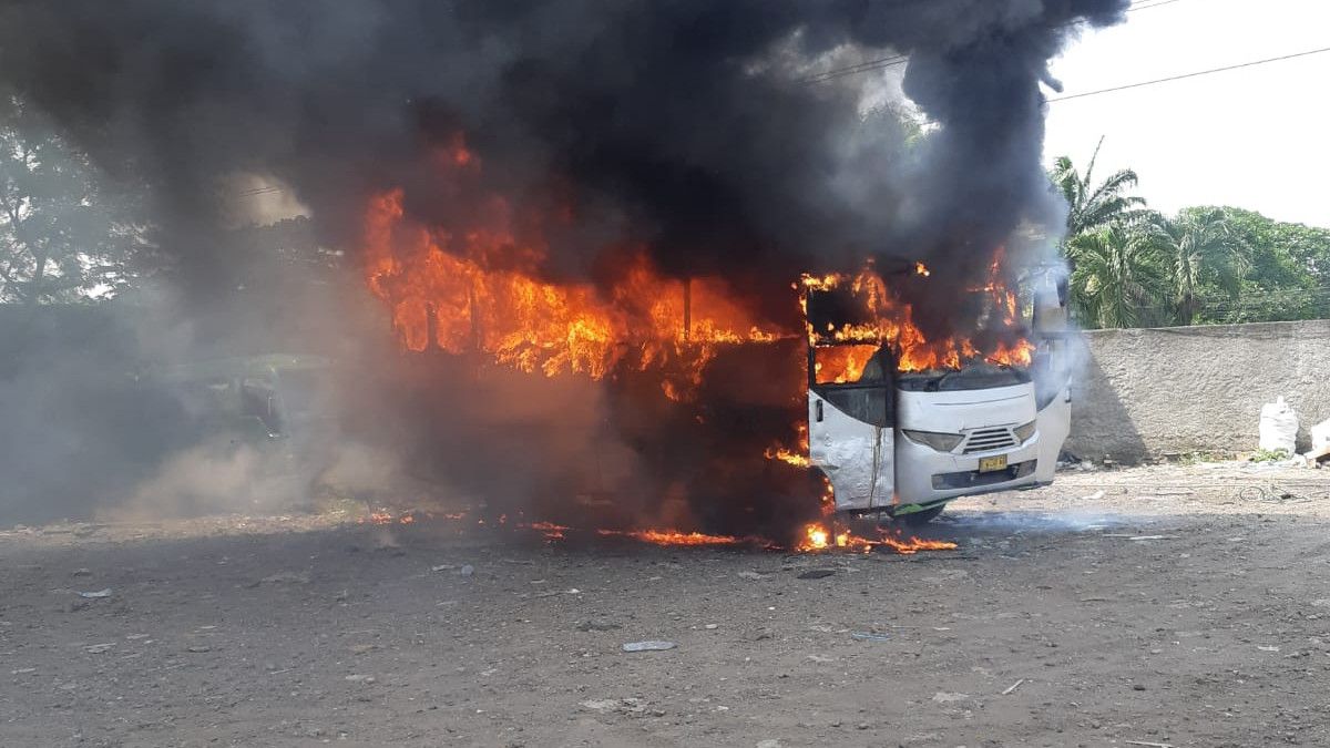 ジャティネガラで出火した同伴者のいないバス