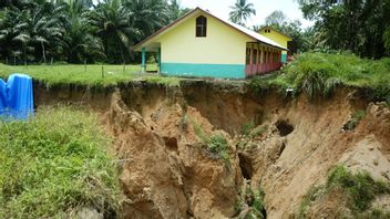 Take A Look, 3 Elementary School Classrooms In Asahan, North Sumatra, Almost Collapsed Into The Abyss Because The Land Collapsed