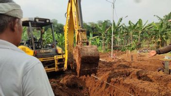 Le Taux De Mortalité Lié à La COVID-19 Augmente à Bogor Et De L’équipement Lourd Creuse Pour Le Cimetière