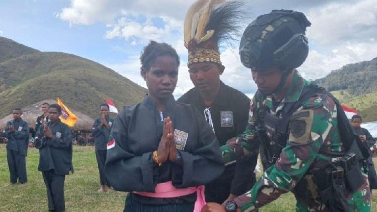 <i>Ciatt!</i> Satgas TNI Yonif 412 Ajari Pencak Silat ke Warga Lanny Jaya Papua
