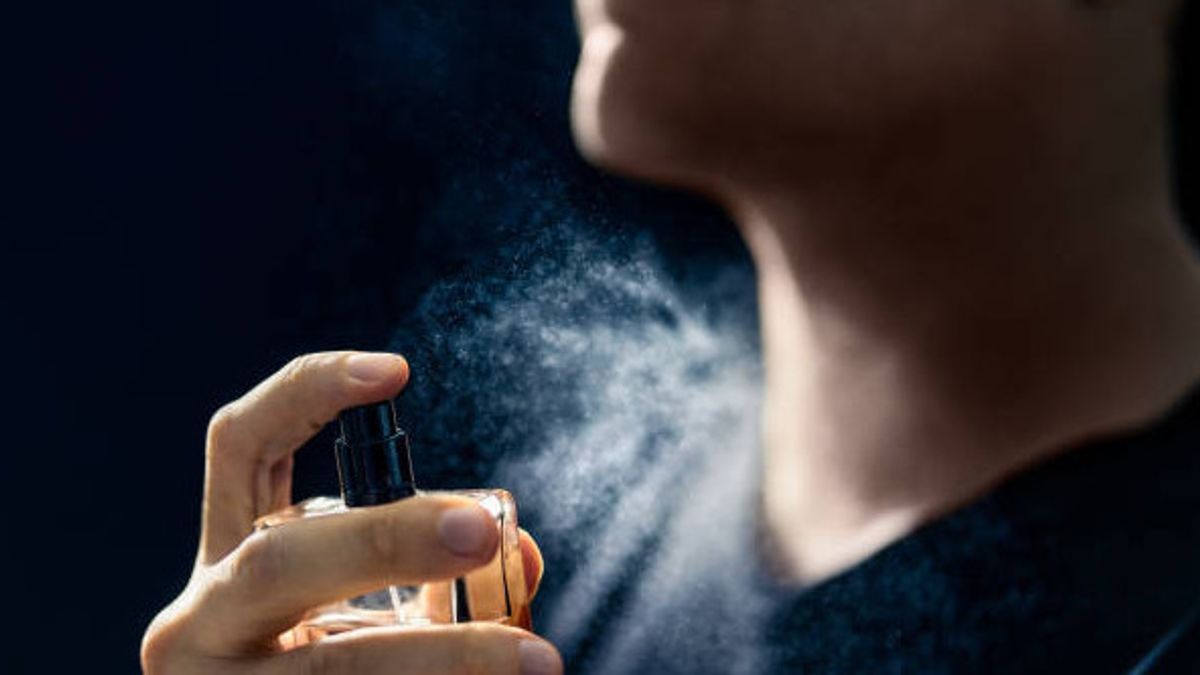 Spray Perfume on the Neck Can Cause Thyroid Cancer? This is What Doctors Say
