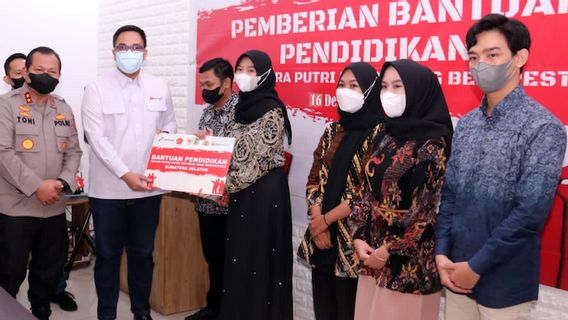 PTBA Memberikan Beasiswa ke Putra-Putri Anggota Polri dalam Program CSR