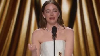 Tangis Emma Stone Pecah Saat Terima Oscar Berkat Film Poor Things