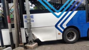Kaget Disalip Motor, Bus TransJakarta di Tangerang Serempet Trotoar Hingga Bodi Rusak