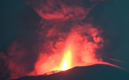 Gunung Ibu Kembali Erupsi, Lontarkan Lava Pijar Setinggi 700 Meter