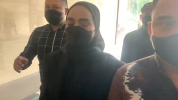 Suddenly Doni Salmanan's Wife Appears At The Criminal Investigation Unit, Wears An All Black Shirt And Asks For Prayer