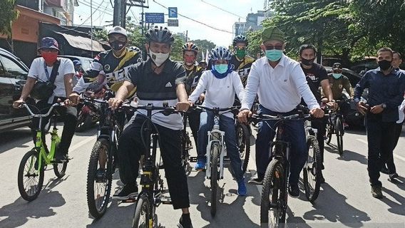 Bobby Naik Vespa, Akhyar Pilih Bersepeda Daftar Calon Wali Kota Medan