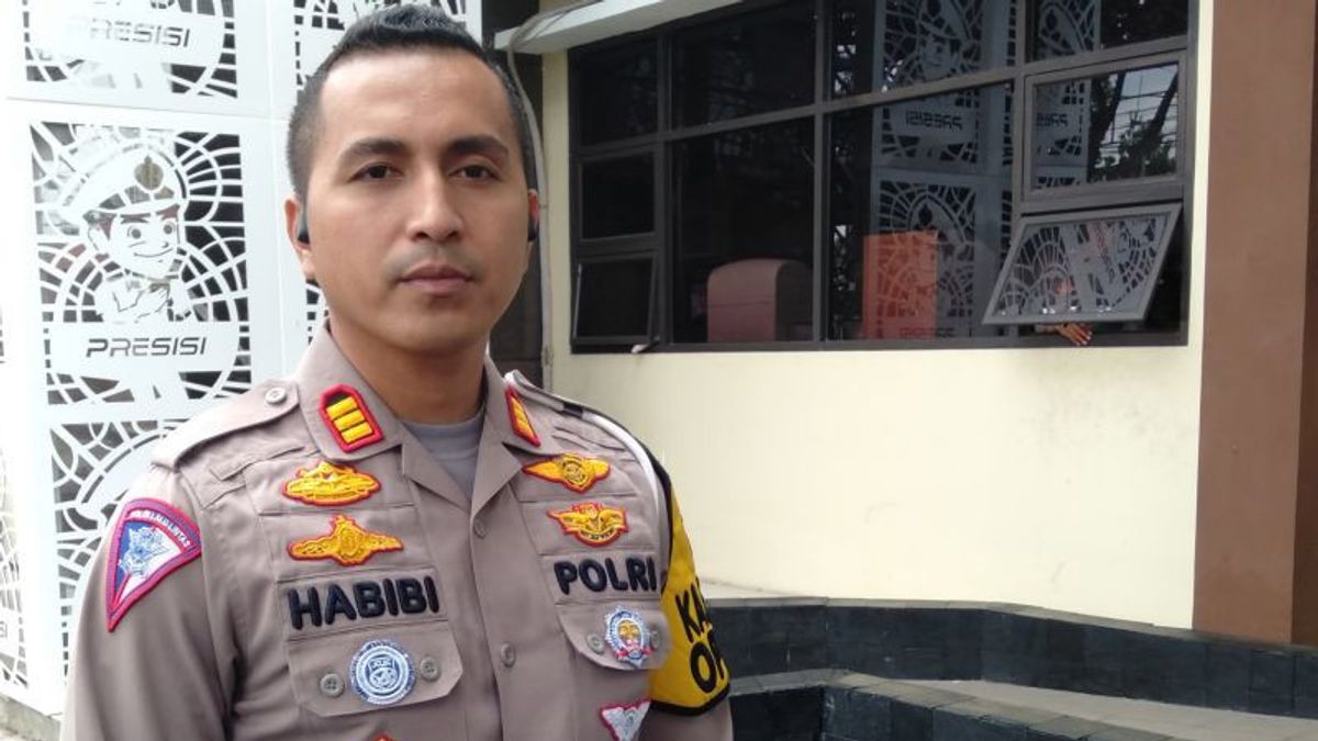 Karawang Police Traffic Unit Cleans Up, Deploys A Team Of Nail Mine Sweepers On The Arterial Road Of The Homecoming Route