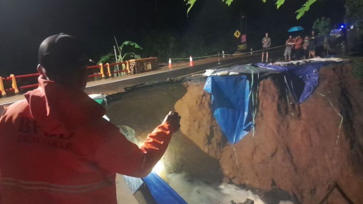 シアミス警察は地すべりの危険性を避けるために国道を閉鎖