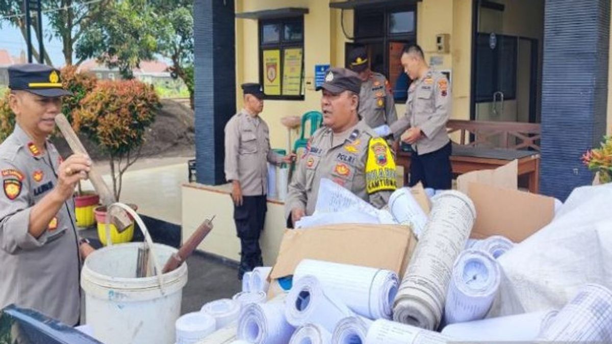 300 Shells and 9 Firecracker Printing Equipment Secured from an Empty House in Batang, Central Java