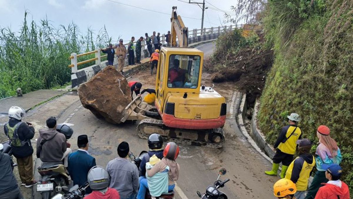 Jalur Wonosobo-Dieng di Kejajar yang Tertutup Tanah Longsor Kini Dapat Dilintasi Lagi