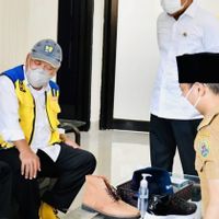 Jokowi Ikut 'Jualan' Sepatu Rayu Menteri Basuki Beli: Bagus Tuh Buat Main Drum, ke Mandalika juga Kita Motor-motoran