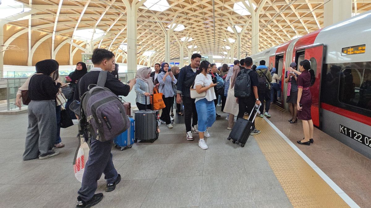 Longues vacances : Des dizaines de milliers de passagers quittent Jakarta par train à grande vitesse