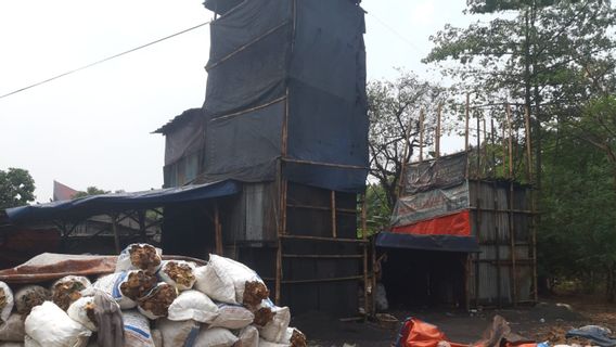 Not Only Factories, The DKI Provincial Government Also Closes The Efforts Of Residents Of Charcoal Burners Polluting In East Jakarta