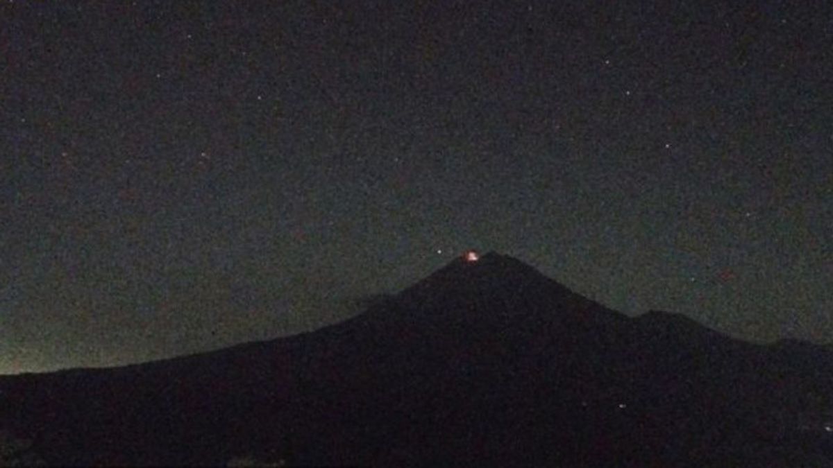 L'éruption du mont Semeru avec une éruption de 400 mètres