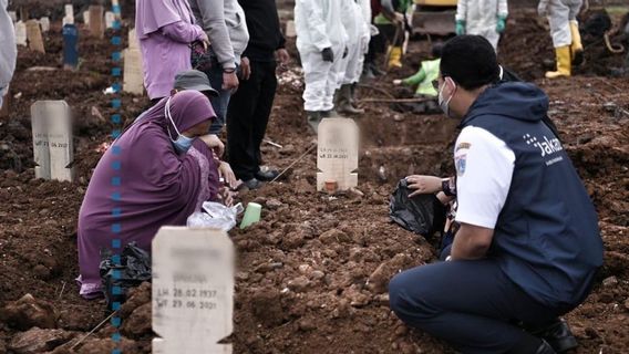 Les Condoléances D’Anies Baswedan Voient Des Résidents Qui Pleurent Pour Avoir Perdu Leur Famille Au Cimetière COVID-19