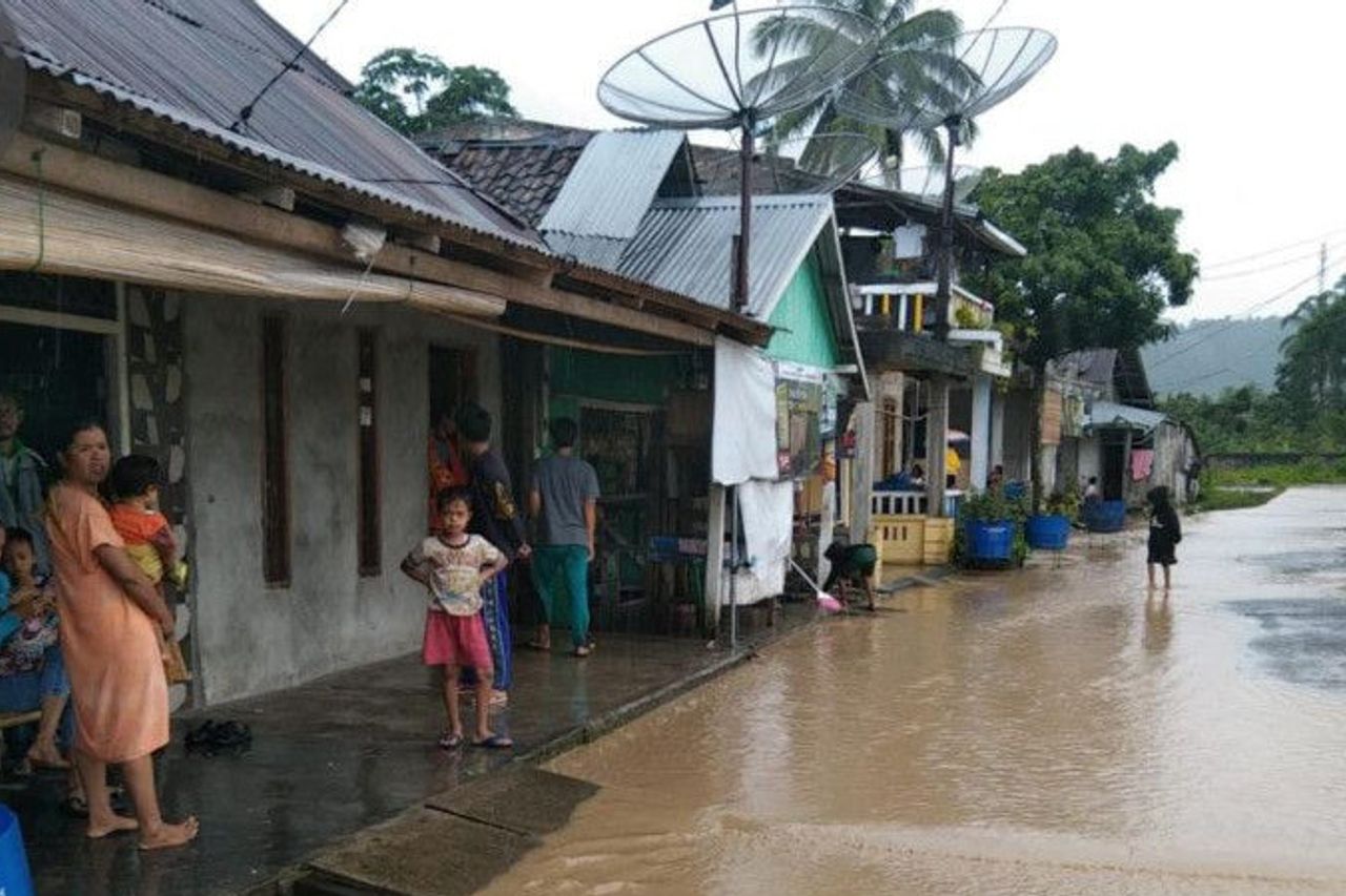 さらなる災害を恐れて、南OKU南スマトラの31人の住民が難民キャンプで生き残っています