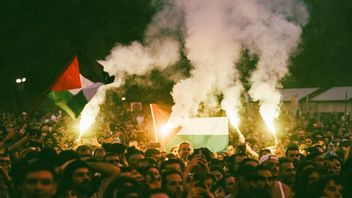 在伦敦举行的听证会上,巴勒斯坦防御活动“Kneecap”音乐家受到了数百名支持者的欢迎。