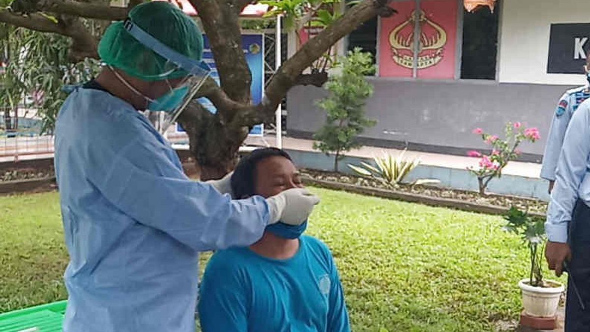  672 Cirebon 麻醉品监狱居民接受拭子测试，以3名Covid-19阳性员工为目标