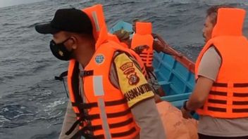 Navire Avec 15 Personnes Coulant Dans Les Eaux De L’île De Kabat, Moluques