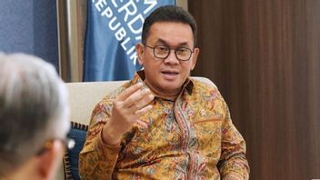 贸易部长布迪·达姆皮·普拉博沃在第47届东盟峰会上飞往马来西亚