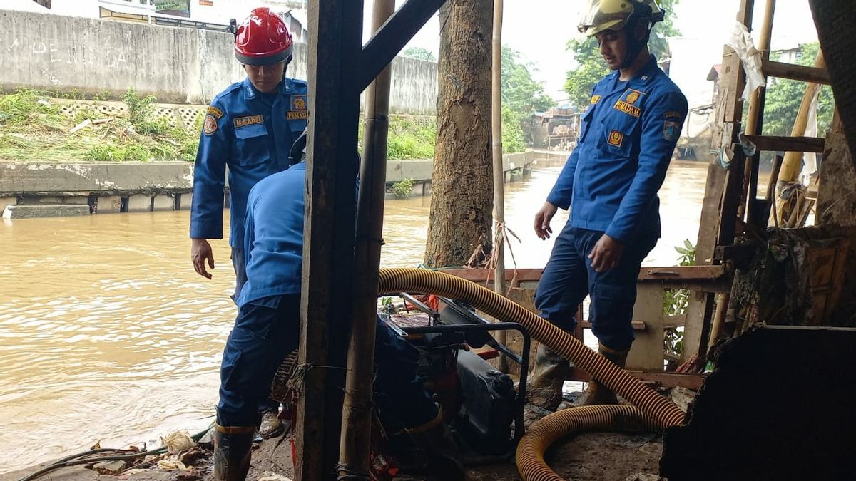 Floods In Kebon Pala 2 Jaktim Skur, Clearing Officers The Remaining Lumpur On Jalan