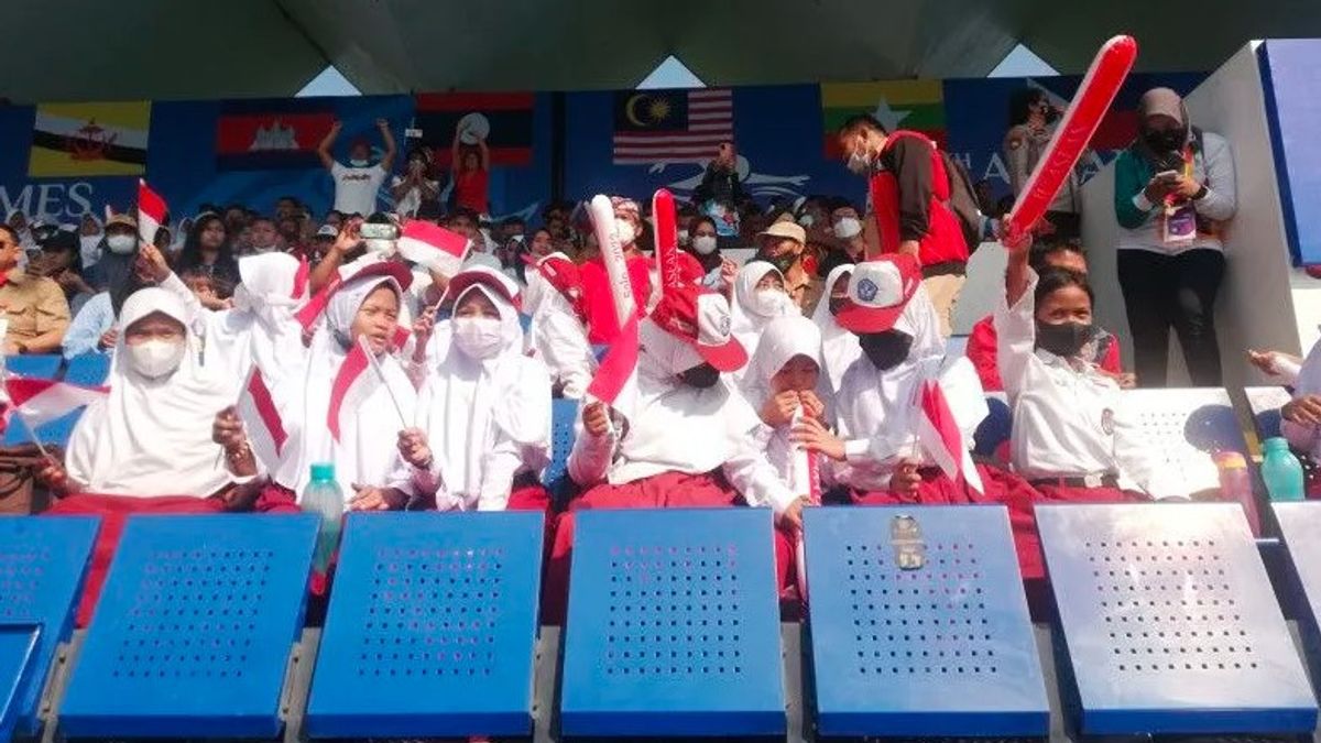 Berita Olahraga: Puluhan Siswa SD Hadir di Stadion Dukung Atlet Indonesia