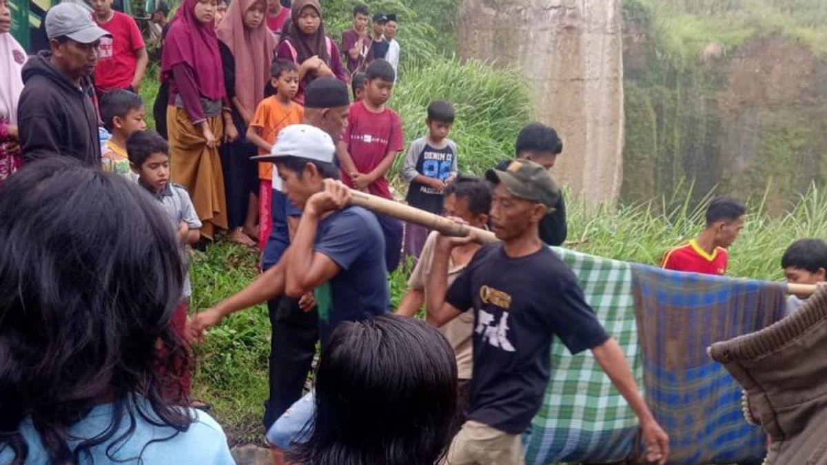 Soil Excavation In Sukabumi Landslides, Three Miners Are Buried, One Person Dies