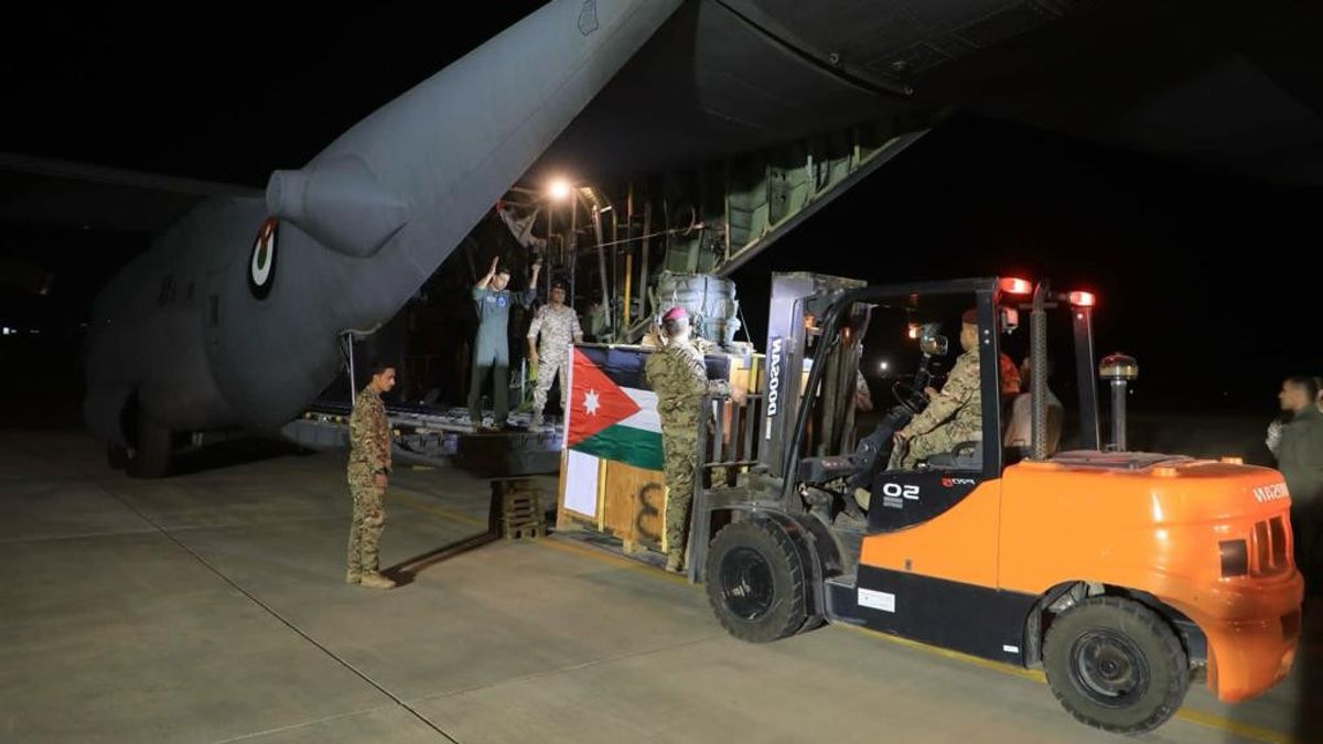 軍事装備を使用して、ヨルダン国王アブドラ2世はガザ地区の野戦病院の援助配達ミッションに参加しました