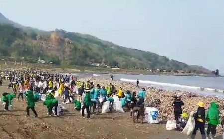 Warga dan Alat Berat Dikerahkan Bersihkan Pantai Cibutun Sukabumi yang Jadi Sorotan Lewat Konten Gerakan Pandawara