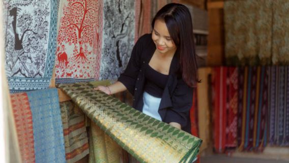 バティックからテンヌまで、伝統的なファッションの雰囲気を持つファッションスタイルを組み合わせるための5つのヒント