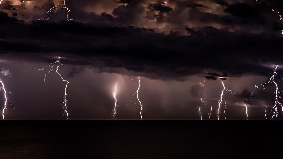 Lightning Potential In Cilacap High Because It's Close To The Sea, BMKG: Lightning Type Cloud To Ground, Usually Triggered By Cb Clouds