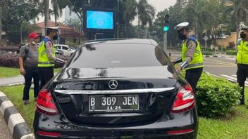 Sopir Mercedes Benz Tewas Usai Tabrak Driver Ojol di SCBD Sudirman