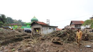 卢邦汉堡巴萨纳斯队在西苏门答腊寻找11名冷拉哈尔洪水受害者