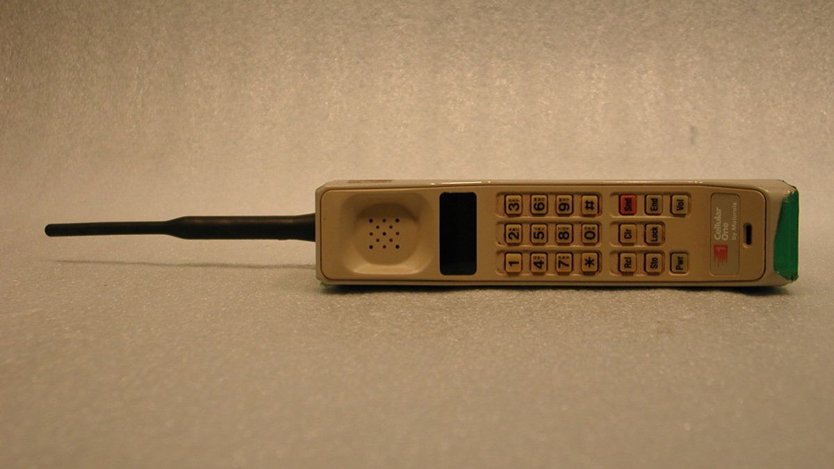 History Of The First Cell Phone In The World