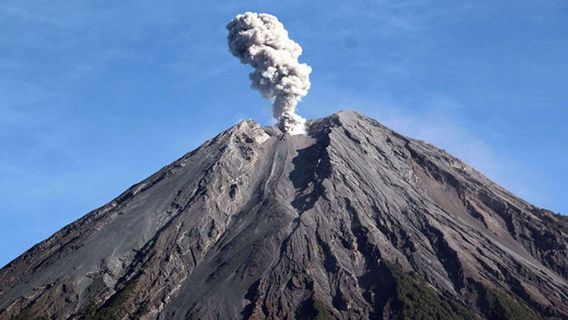 スメル山の噴火は土曜日の朝4回