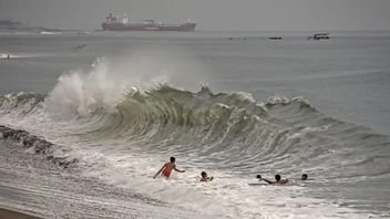 Wisatawan Berlibur di Pantai Pesisir Selatan Banten Diminta Waspadai Potensi Gelombang Setinggi 6 Meter