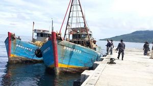 TNI AL Tangkap Dua Kapal Nelayan Vietnam yang Kepergok <i>Illegal Fishing</i> di Natuna