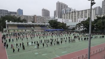香港のCOVID-19感染例は60倍に跳ね上がる:病院の建物の外で治療を受けた患者、政府が謝罪