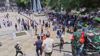 COVID-19 Task Force Closes Garut Square Preventing Crowds Of People Amid The Omicron Craze